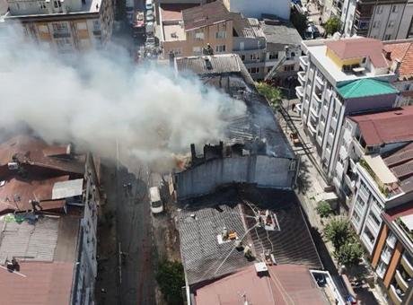 Gaziosmanpaşa’da çatı yangını! Alevler yan binalara sıçradı; 1 ölü