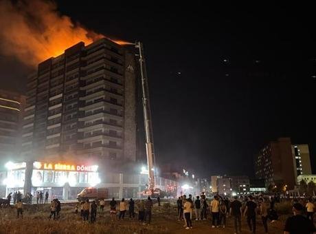 Diyarbakır’da plazada yangın! Vali Zorluoğlu son durumu açıkladı: 5 kişi dumandan etkilendi