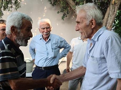 İbretlik buluşma! El sıkışıp helalleştiler: Olan oldu, biz düşman değiliz