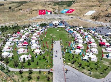 Ahlat’ta Malazgirt coşkusu! 32 bin kişi akın etti, ikinci gün heyecan zirvede