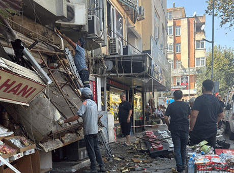 Gölcük’te klima tadilatı sırasında çökme! 2 usta yaralandı, bir kişi içeride mahsur kaldı