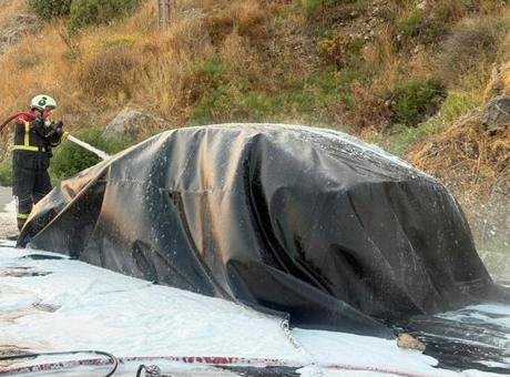 8 milyonluk elektrikli lüks araç yolda alev alev yandı! 12 saat boyunca söndürülemedi