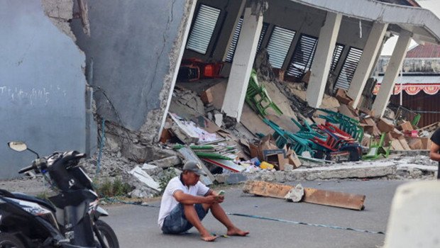 Endonezya’da 7.7’lik depremin bilançosu ağırlaştı: Hayatını kaybedenlerin sayısı 100’e yükseldi