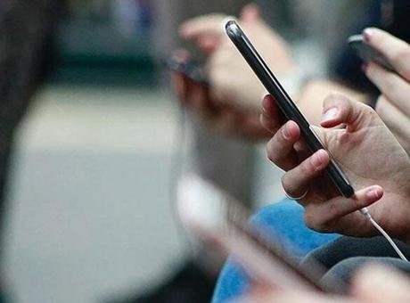 Fransa’da cep telefonu kararı: Yeni eğitim yılından itibaren liselerde yasaklandı