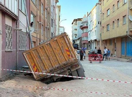 Eskişehir’de hafriyat kamyonu, çöken yoldaki çukura düştü