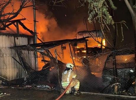 Avcılar’da TIR parkında yangın çıktı! 5 araç kullanılamaz hale geldi