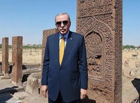 Ahlat’ta Cumhurbaşkanı Erdoğan heyecanı! Vatandaşlar Millet Bahçesi’ne akın etti