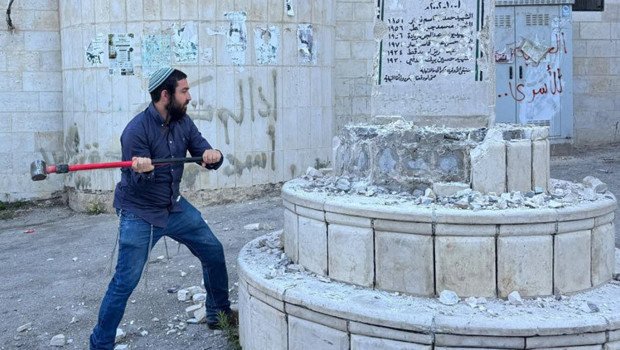 Batı Şeria’da provokasyon: İsrailli vekil ‘Şehitler Anıtı’nı balyozla parçaladı