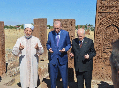 Cumhurbaşkanı Erdoğan Ahlat Selçuklu Kabristanı’nı ziyaret etti