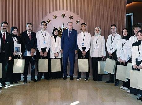 Cumhurbaşkanı Erdoğan, MEB’in ‘Maziden Atiye’ programı öğrencilerini Ahlat’ta kabul etti