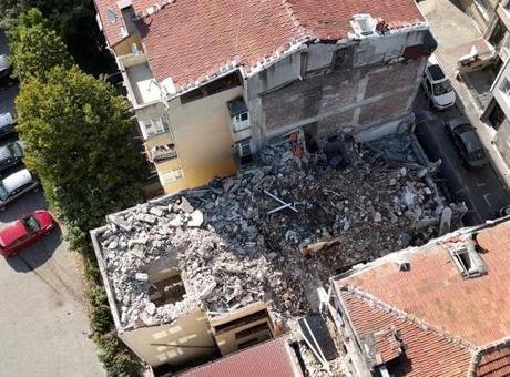 Fatih’te kentsel dönüşüm yıkımında facia! Kepçe merdiven boşluğuna düştü