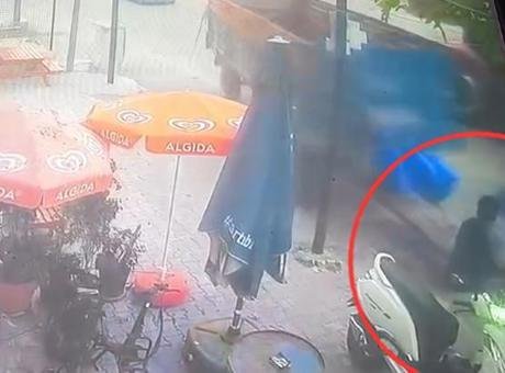 Adana’da feci kaza! Traktörden ayrılan römork 2 kişiye çarptı! Olay anı kamerada
