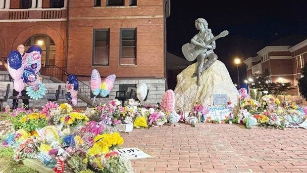 Müzik efsanesi hayatını kaybetti… Hayranları Dolly Parton anısına çiçek yağdırdı