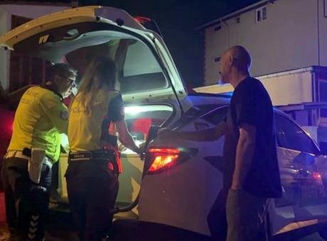 Tekirdağ’da alkollü yakalanan aday sürücü, ceza yazılırken de içki içti