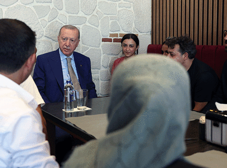 Cumhurbaşkanı Erdoğan, Çengelköy’de esnafı ziyaret etti