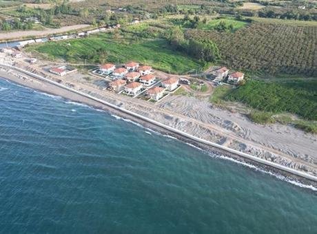 Dalgalar villaların kapısına dayanmıştı! Karasu’da 840 metrelik önlem