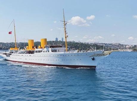Atatürk’ün Mirası TCG Savarona İstanbul Boğazı’nda