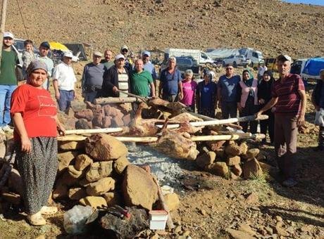 7 asırlık Eren Dede geleneği için zirveye çıktılar! 42 metre uzunluğundaki türbenin sırrı
