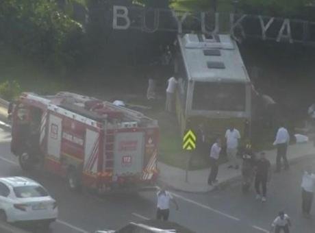 Son dakika… Zeytinburnu’nda İETT otobüsü sitenin bahçe duvarına çarptı! Yaralılar var