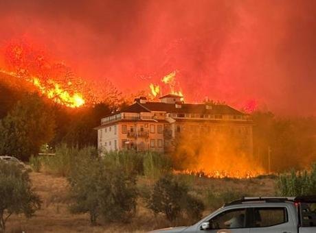 Fethiye’de şehir merkezine yakın noktada orman yangını! Havadan ve karadan müdahale başlatıldı