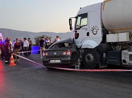 İzmir’de tanker ile otomobil çarpıştı! Karı koca öldü