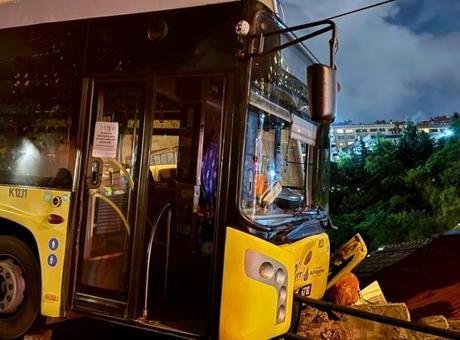 Sarıyer’de kontrolden çıkan İETT otobüsü evin çatısına düşmekten son anda kurtuldu