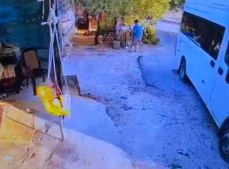 Minibüsle geri manevra yaparken oğlunun ölümüne neden oldu