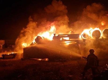 Çorum’da devrilen tır alev topuna döndü
