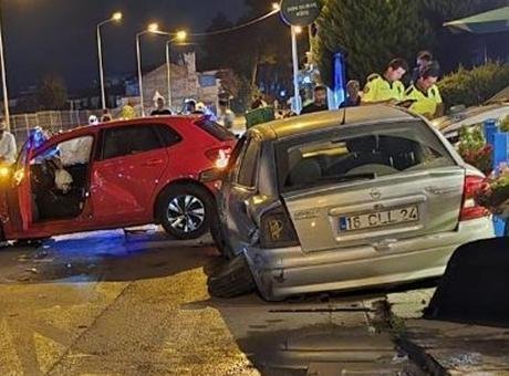 Bursa’da iki otomobil çarpıştı: 4 yaralı