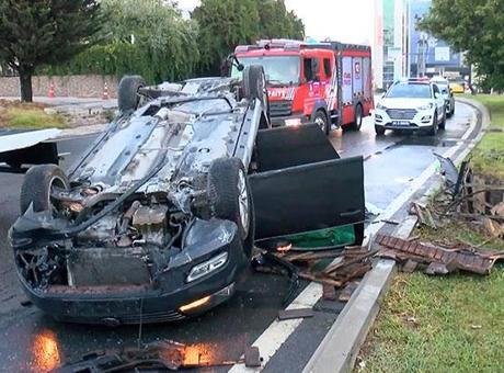Ataşehir’de feci kaza! Otomobil kaldırıma çıktı, takla attı