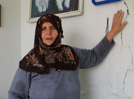 Koçyiğit ailesinin çaresizliği! Evlerden su çıkıyor, duvarlar çatlıyor