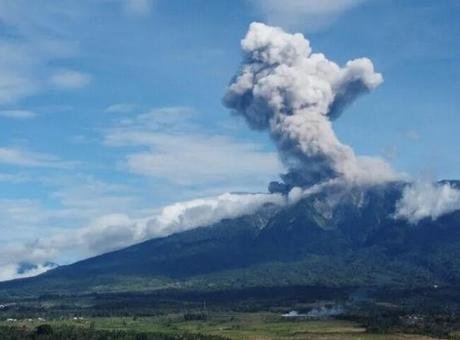 Endonezya’daki Merapi Yanardağı’nda patlama: Lavlar 2 kilometreye ulaştı