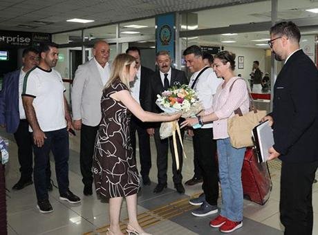 Van-Tahran arasında ilk uçuş gerçekleşti: İranlı turistler çiçeklerle karşılandı