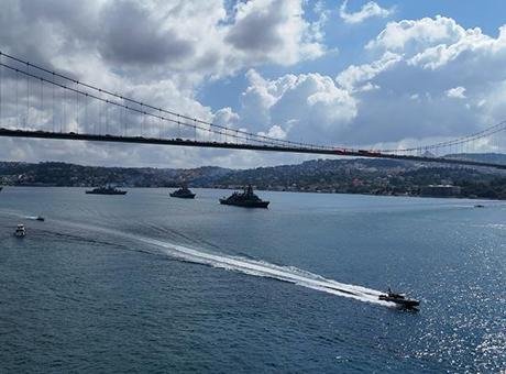 Deniz Kuvvetleri Komutanlığı’na bağlı 15 gemi İstanbul Boğazı’nda!