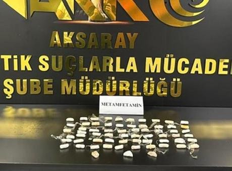 Aksaray’da akılalmaz yöntem! 3 şüpheli polisi görünce 535 gram metamfetamini 64 parça halinde yuttu