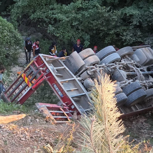 Ağır yük aracı şarampole devrildi: Sürücü hayatını kaybetti
