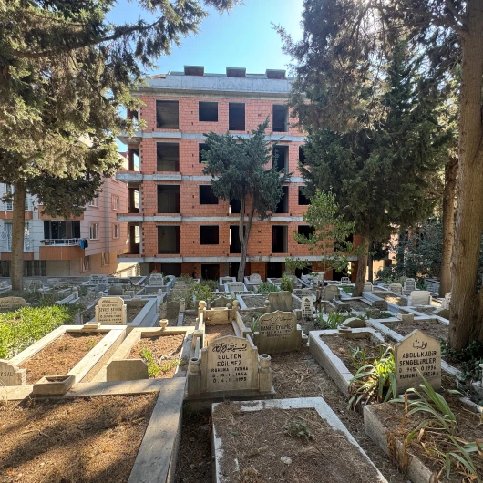 Avcılar’da mezarlıkla bitişik sıfır daireler tepki çekti