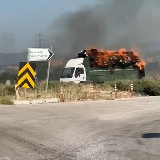 Seyir halindeki kamyondaki saman balyaları yandı