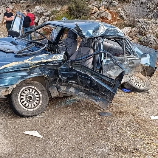 Karşı yönlerden gelen tırla otomobil çarpıştı: Feci kazada ölü ve yaralılar var