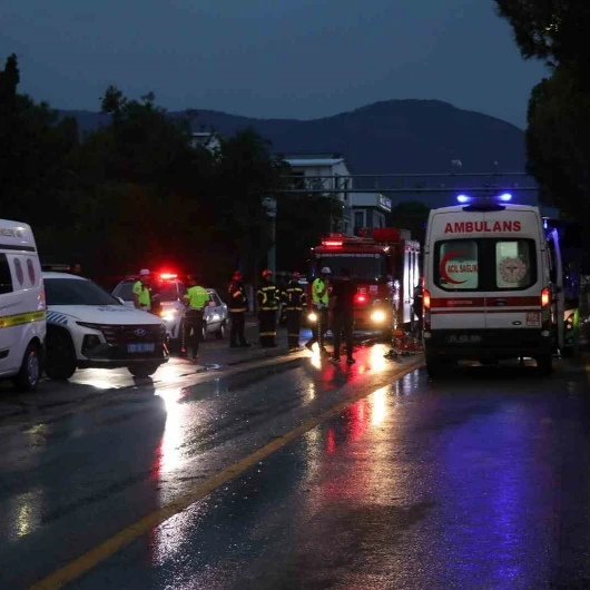 Denizli’de devrilen motosiklet sürücüsü otobüsün altında kalarak hayatını kaybetti
