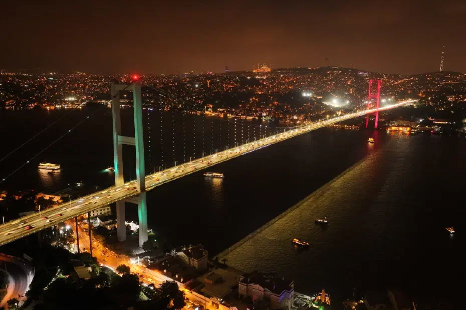 15 Temmuz Şehitler Köprüsü’ne Mekke Anlaşması’na özel ışıklandırma