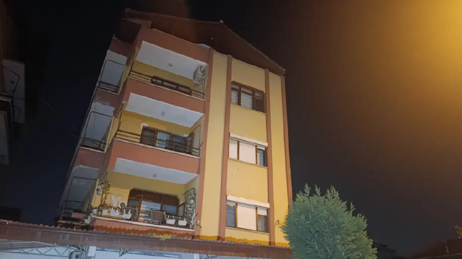 Kocaeli’de 4 katlı bina boşaltıldı. Kolon ve kirişlerinden ses geldi