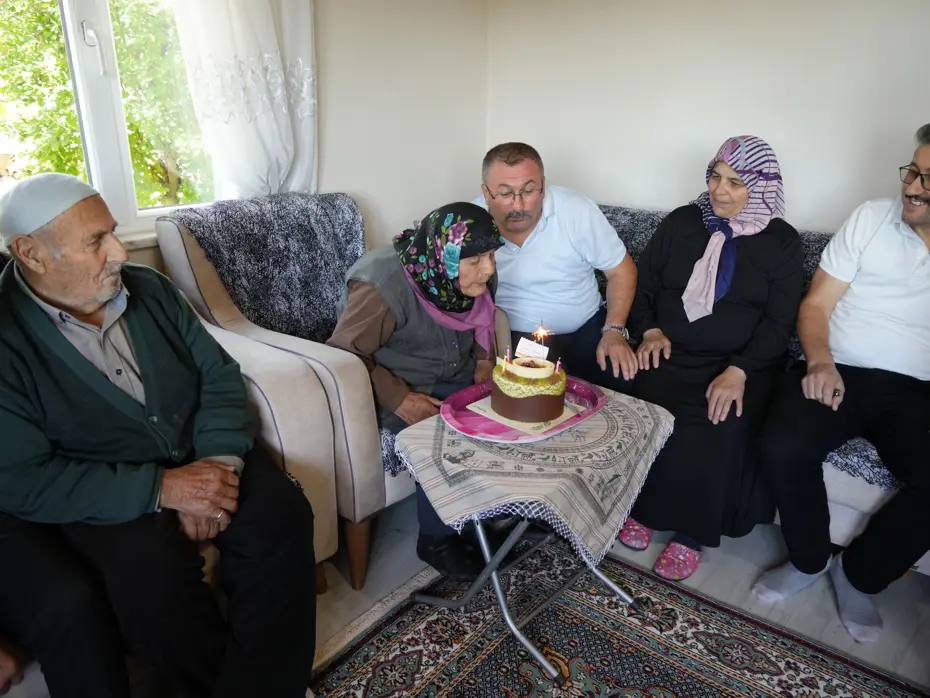 Atiye nine 100 yaşına girdi. Yaş pastasının mumlarını üfledi, davul zurnayla kutlandı