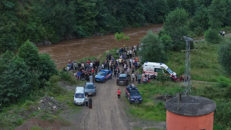 Giresun’da anne ile iki kızı sel sularına kapıldı. Kardeşlerin cansız bedeni bulundu