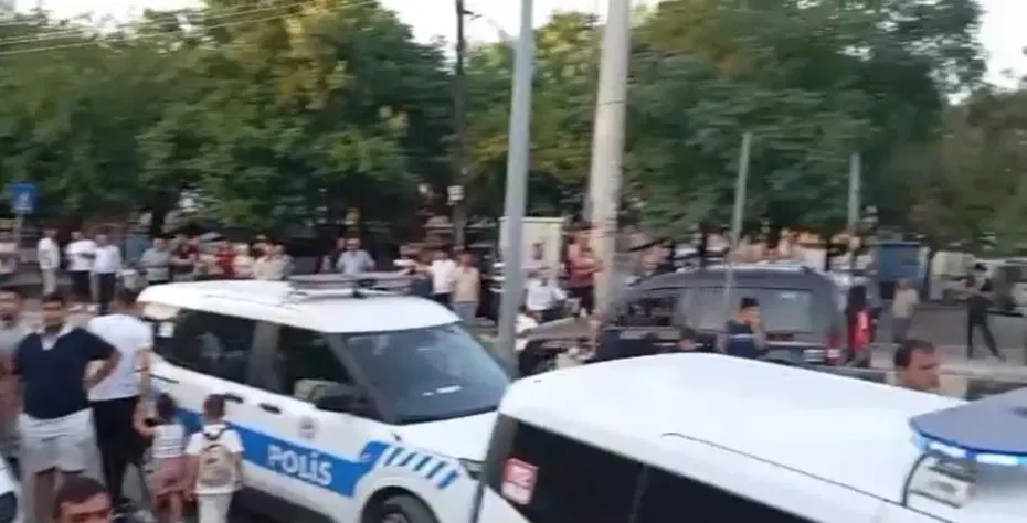 Gaziantep’te ilçeyi ayağa kaldıran cinsel istismar iddiası. Yüzlerce kişi karakolun önünde toplandı