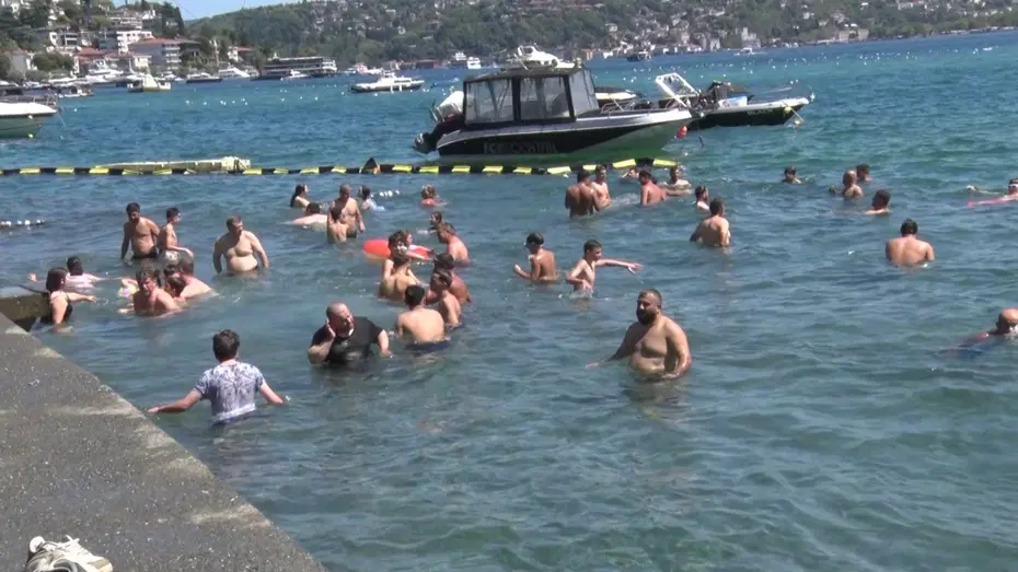 Sıcak hava bunaltınca akın ettiler. “Burada 1 lira vermeden deniz keyfi yaşıyorsun”