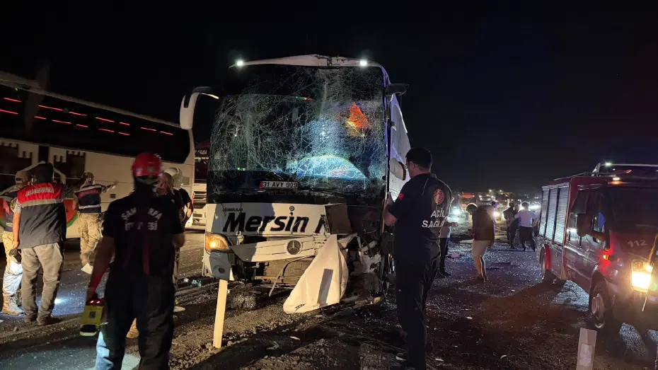 Şanlıurfa’da iki yolcu otobüsü çarpıştı, 13 kişi yaralandı
