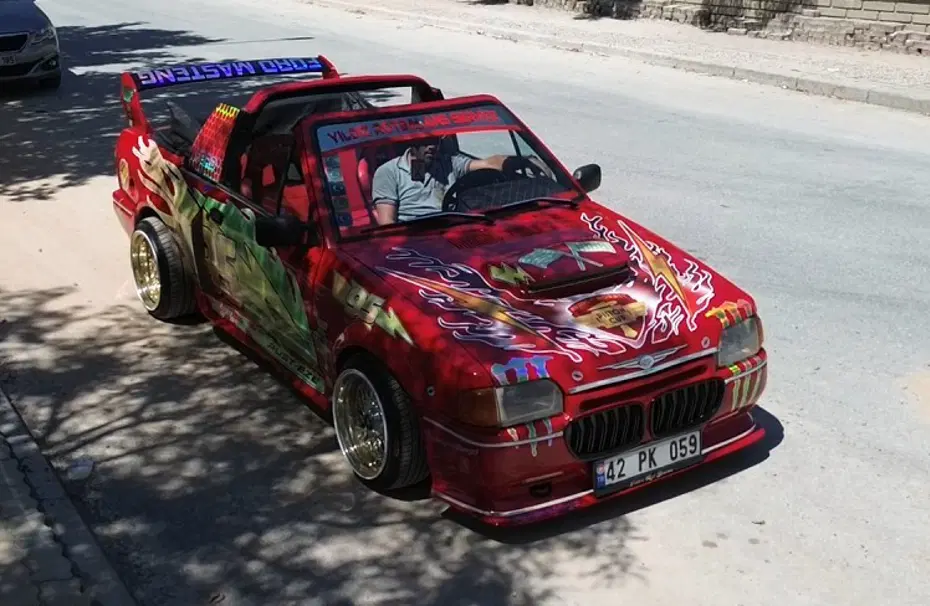 5 yıl üzerinde çalıştı, başardı. Aracını Şimşek McQueen’e çevirdi