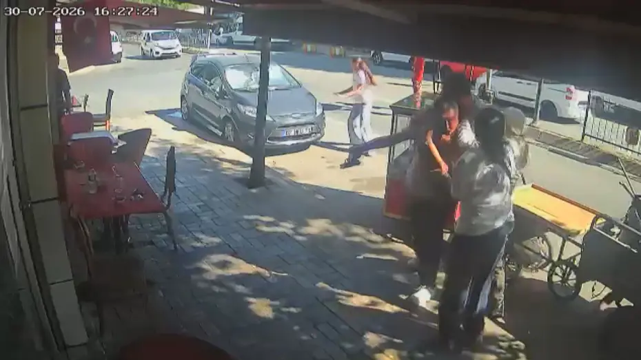 “Laf atma” kavgasında araya giren kişi öldü. Güvenlik kamerası görüntüleri ortaya çıktı
