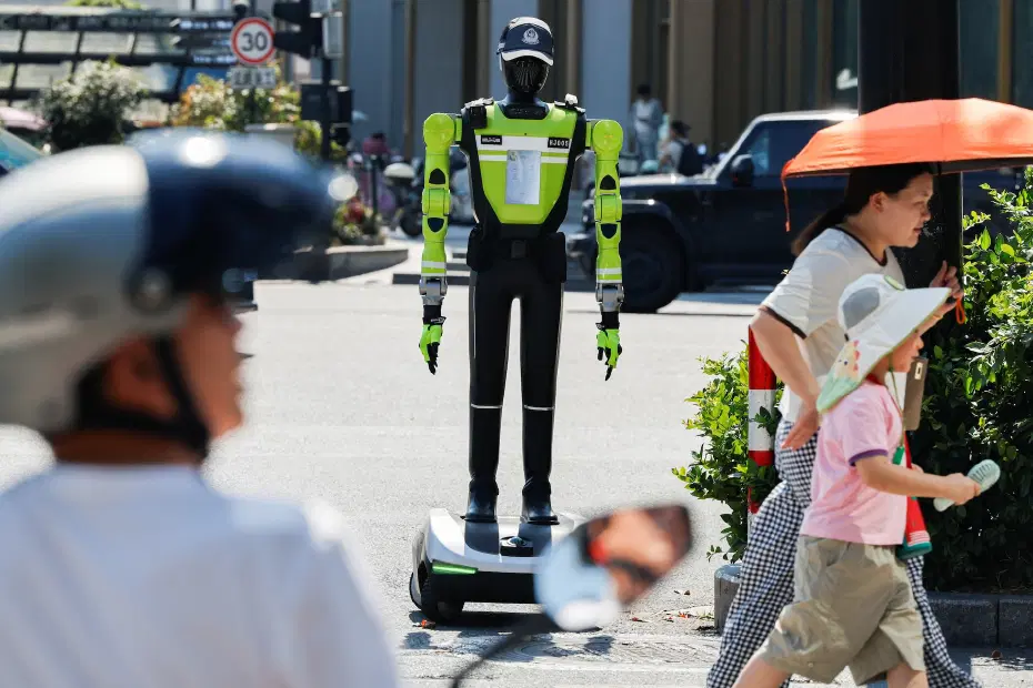 Çin sokaklarında robot polisler trafik denetimine başladı